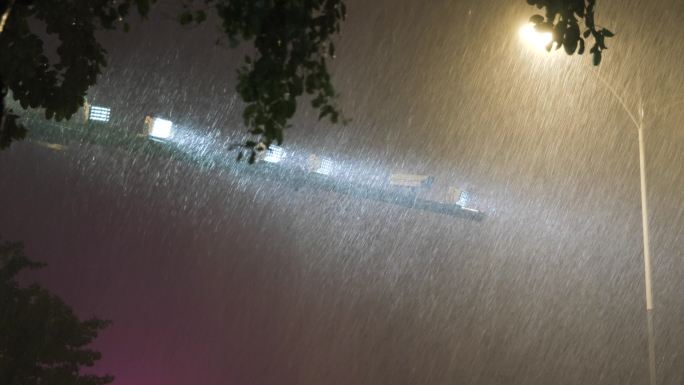 暴雨打雷 路灯 交通灯