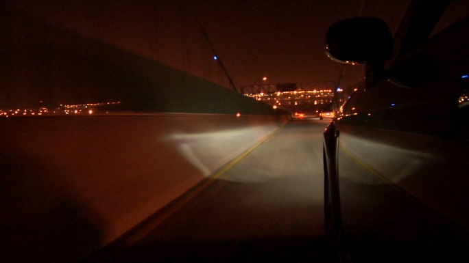 晚上开车过桥