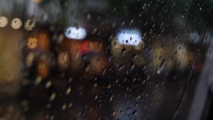 下雨天后视镜特写