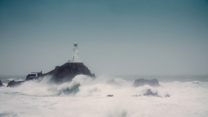 暴风雨中的灯塔慢门拍摄丝绢流水海浪海水