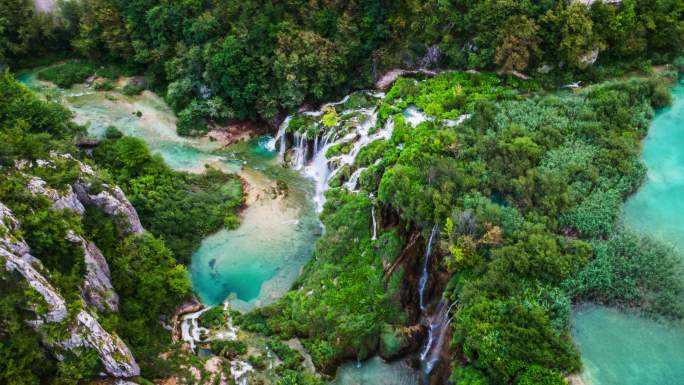 山间碧绿的湖水在流动