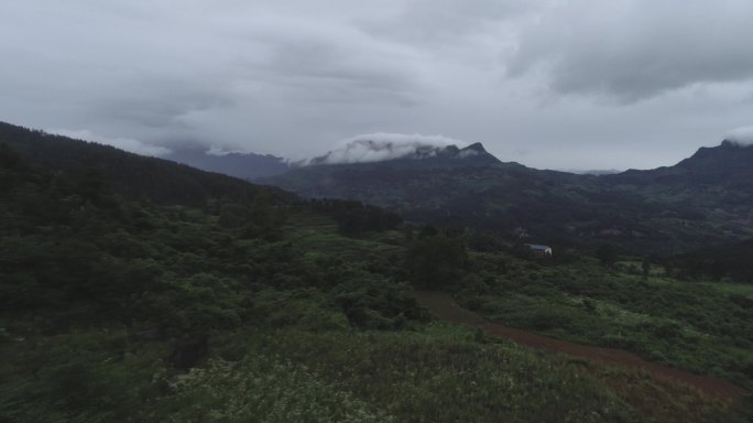 航拍环山之中群山之上