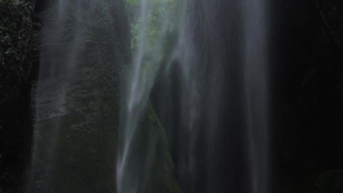 实拍瀑布流水仙女山高山自然生态