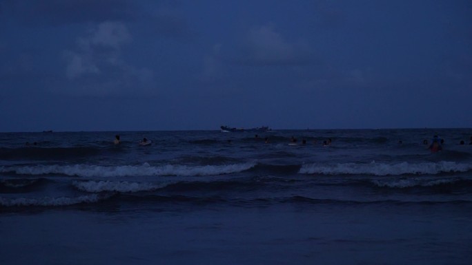 夜晚的大海和海浪
