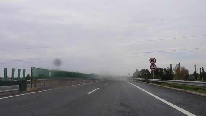 阴雨天高速公路行车