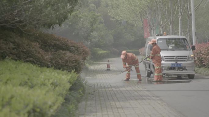 清扫车清扫地面环卫工人清洁路面