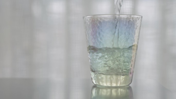水杯倒水光影