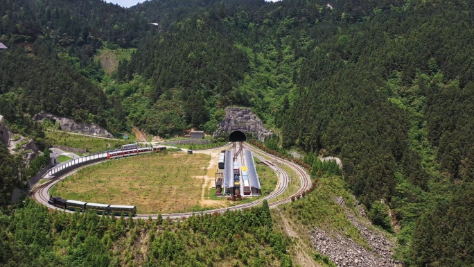 航拍江西明月山小火车