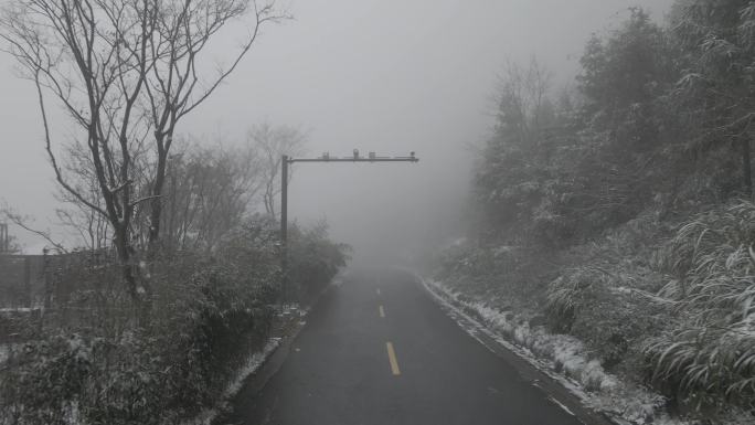 北山莲花台雪景山路