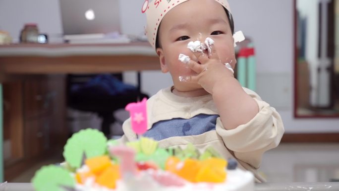 4K小宝宝吃蛋糕-过生日的小宝宝