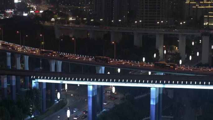 重庆嘉陵江大桥上的轻轨4k夜景