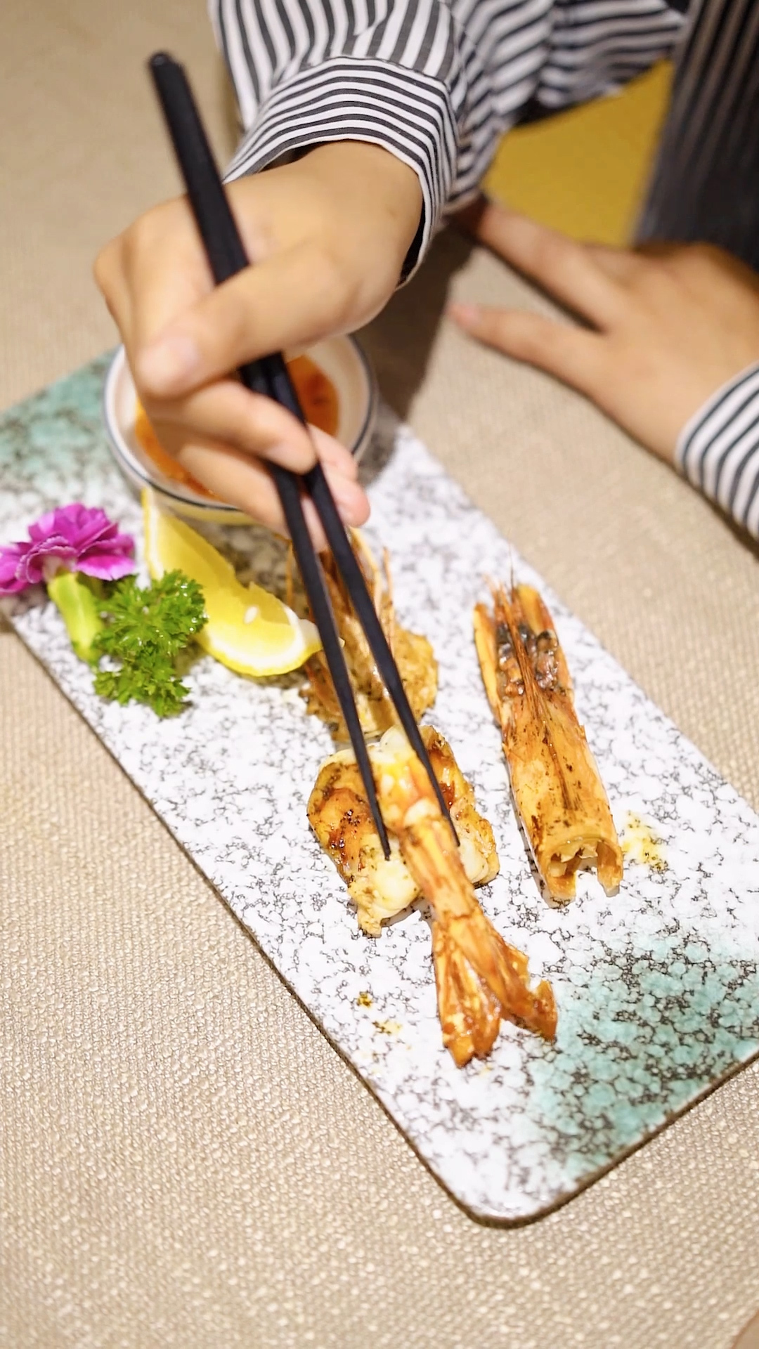 竖屏日料烤虾美食实拍日本料理