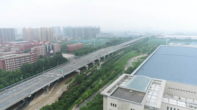 郑州暴雨过后南三环21年7月21日摄