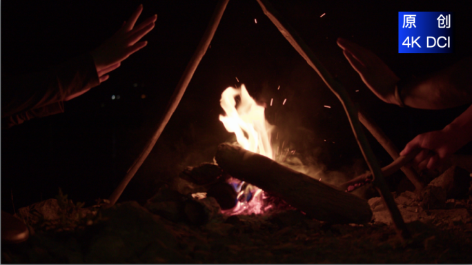 露营燃烧的篝火火焰火堆