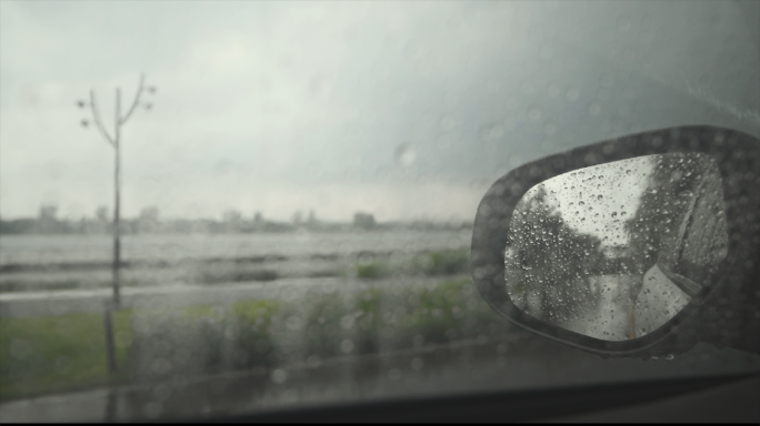 暴风雨车内玻璃水珠