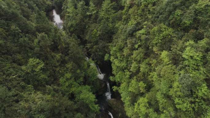 航拍贵州大山中的瀑布