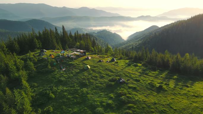 日出山上高处帐篷营地