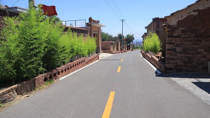 马路边的村庄和房子道路 乡村振兴硬化