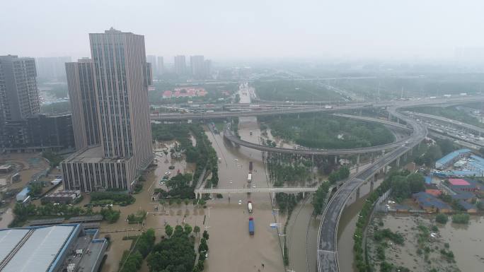 郑州暴雨东四环商都大道21年7月21日摄