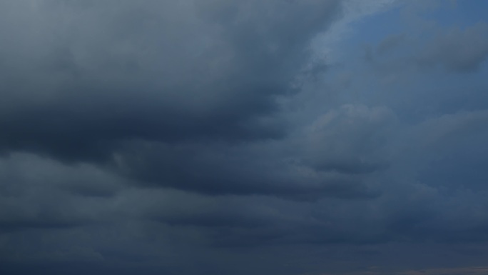 雨后天空乌云涌动