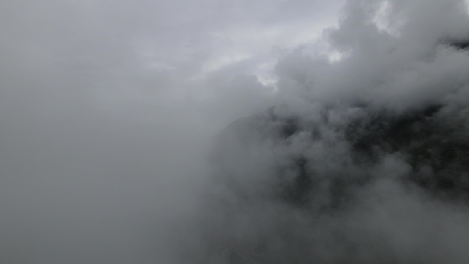 无人机穿越云层大凉山航拍