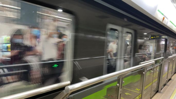 上海2号线地铁进站实拍