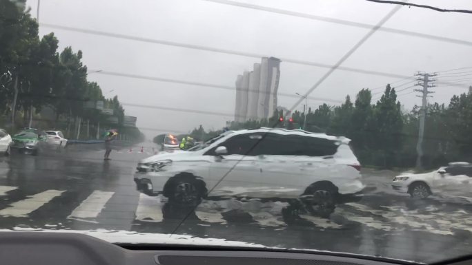 雨中救援