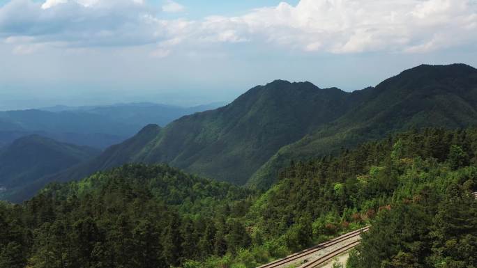 航拍江西明月山层峦叠嶂的山林