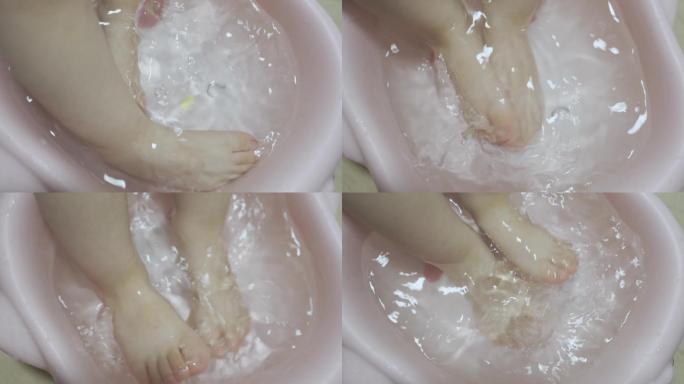 小孩洗脚戏水童年欢乐