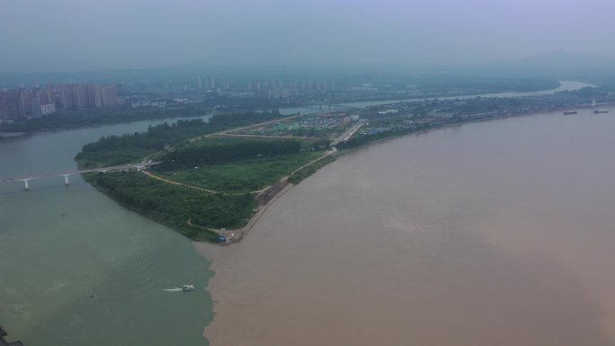 长江与清江在宜都交汇处形成明显的分界线