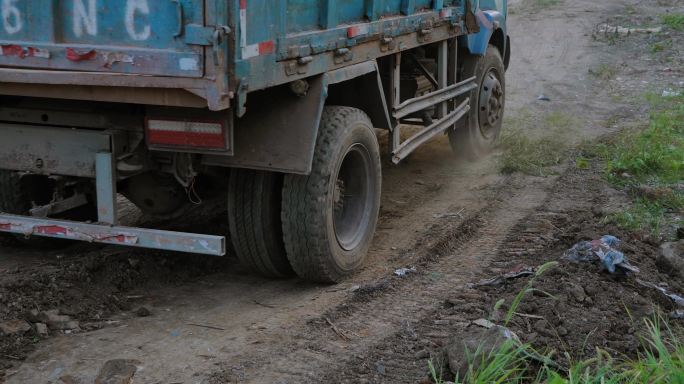 汽车行驶在崎岖的路上