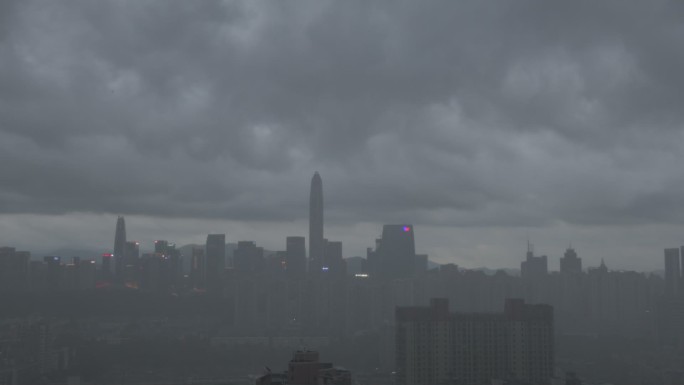 暴雨来袭深圳中心区日转夜
