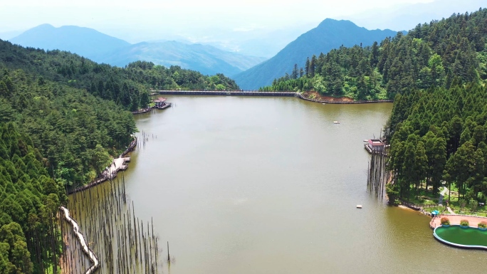 航拍宜春明月山风景区月亮湖