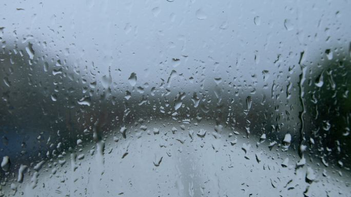 玻璃窗上的雨水，雨滴