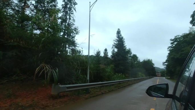 冒雨赶路 乡村振兴 在路上 奉献