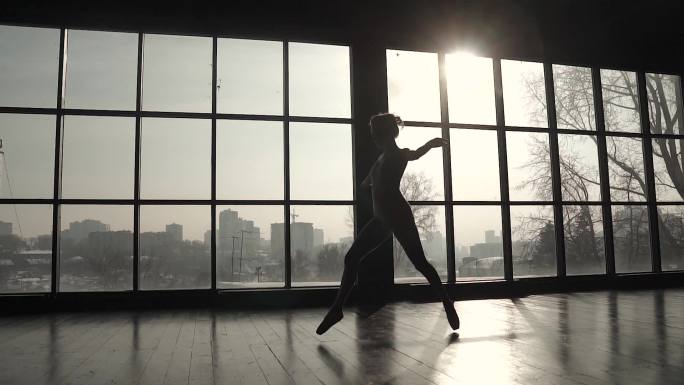 芭蕾舞演员在舞蹈室练习。