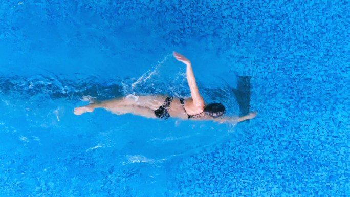 泳池游泳镜中的女游泳运动员.