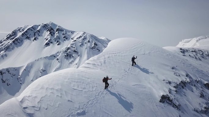 登山者徒步上山探险