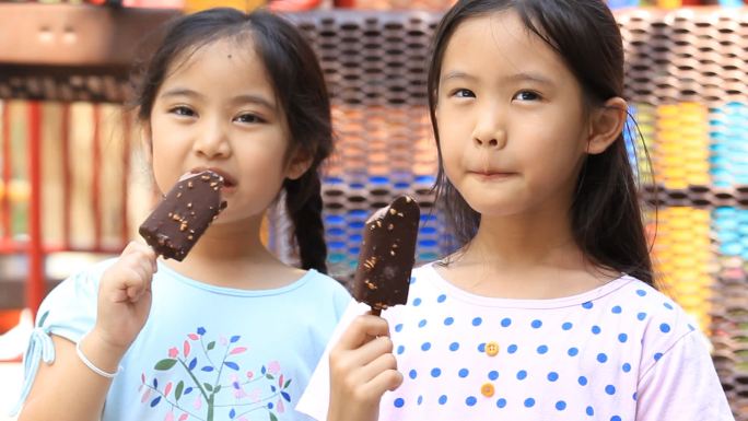 两个女孩子共享冰淇淋