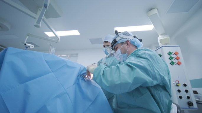 医生在手术室做扁桃体切除术实拍