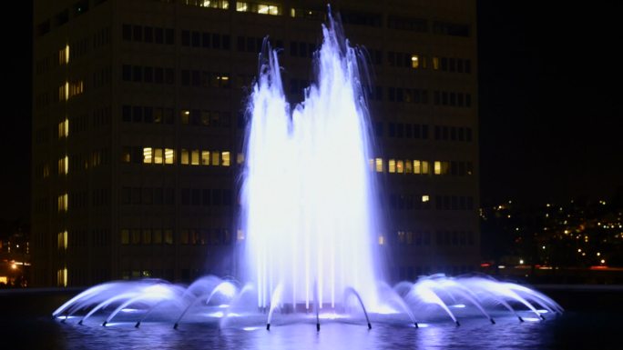 洛杉矶市中心夜晚喷泉