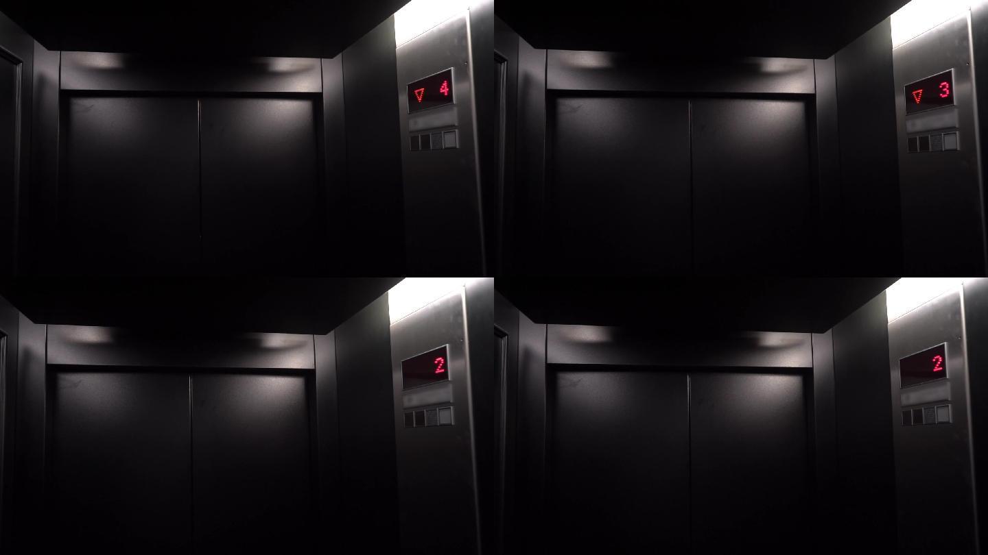 电梯门打开