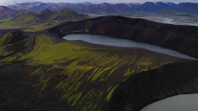 冰岛高地地区的湖和山脉的空中景观