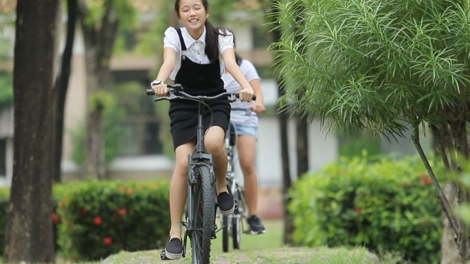 青少年在公共公园骑自行车