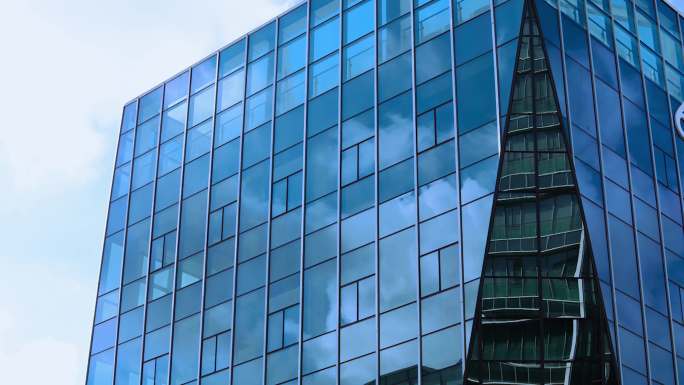 城市建筑延时摄影玻璃幕墙云彩延时拍摄