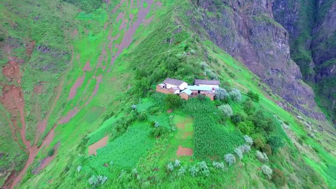 大山陡峭悬崖上的村庄