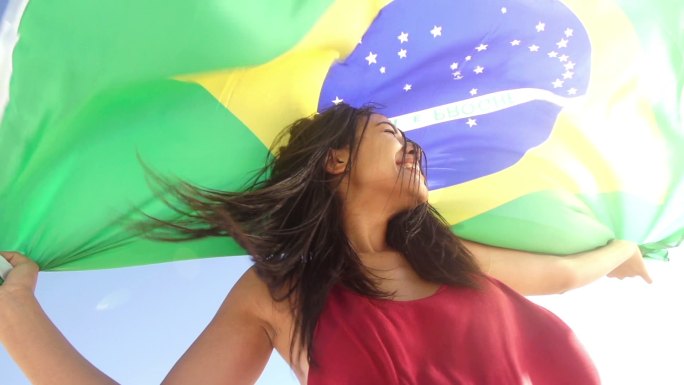 性格开朗的女孩，扬起巴西国旗