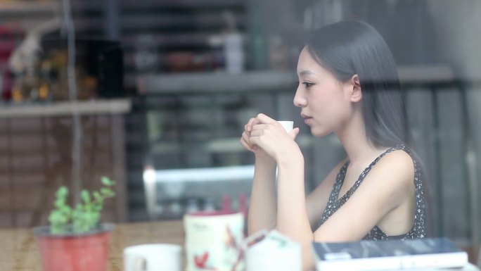 一个年轻漂亮的女人在喝茶