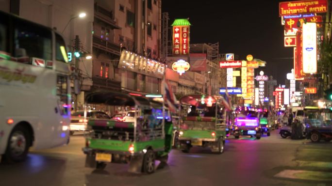 晚上在泰国曼谷的唐人街的街道景观