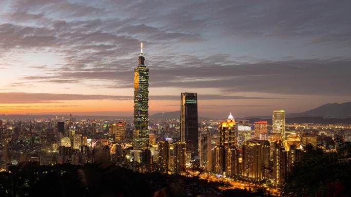 台湾最高摩天大楼台北101日转夜璀璨夜景